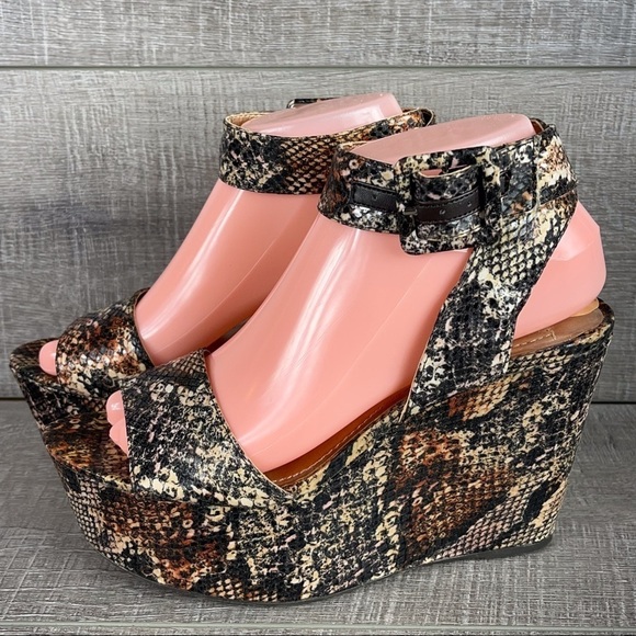 BCBG sz 7 Lee snakeprint platform wedge sandals ankle strap - Picture 3 of 13